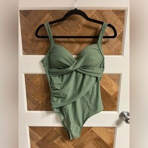 NWT Cupshe Green Swim Suit Size Medium